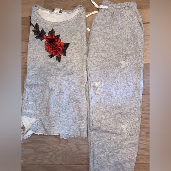 Sweatsuit both pieces included - Picture 15 of 16
